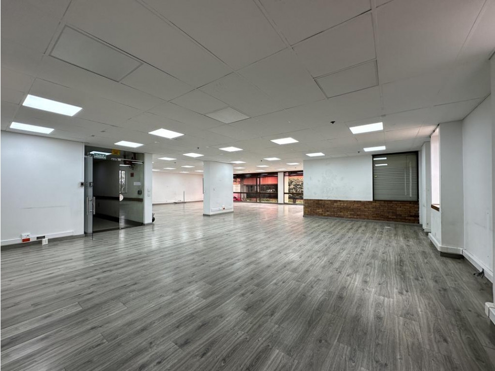 Oficinas sector El Dorado: 227m2, 2 baños y 2 parqueaderos — foto 2