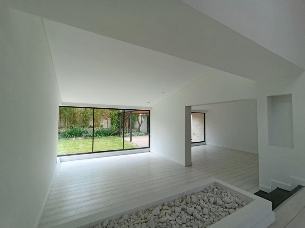 Casa Santa Bárbara Alta: 608m2, jardín, terraza, 4H, 6B y 4P