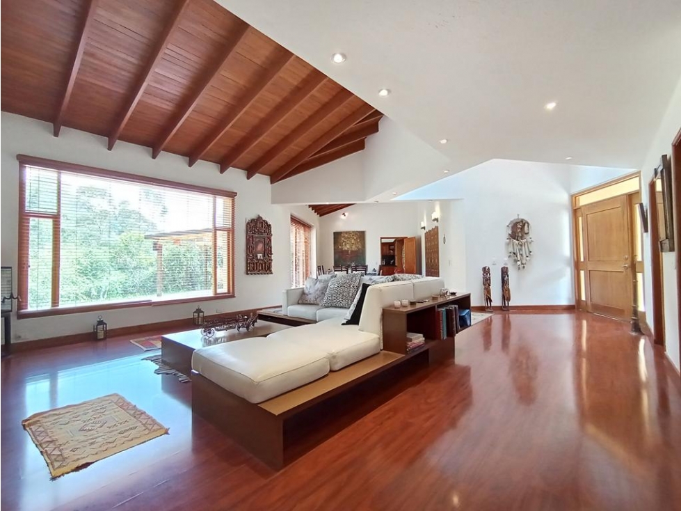 Casa La Calera: 585m2, lote 2300m2, jardín y terraza con pérgola - 4