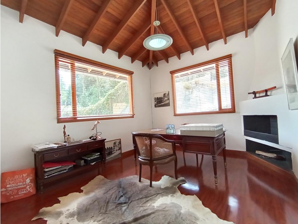 Casa La Calera: 585m2, lote 2300m2, jardín y terraza con pérgola - 5