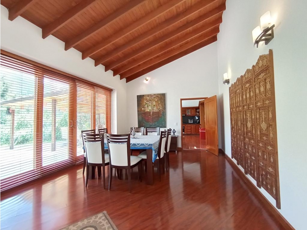 Casa La Calera: 585m2, lote 2300m2, jardín y terraza con pérgola - 6