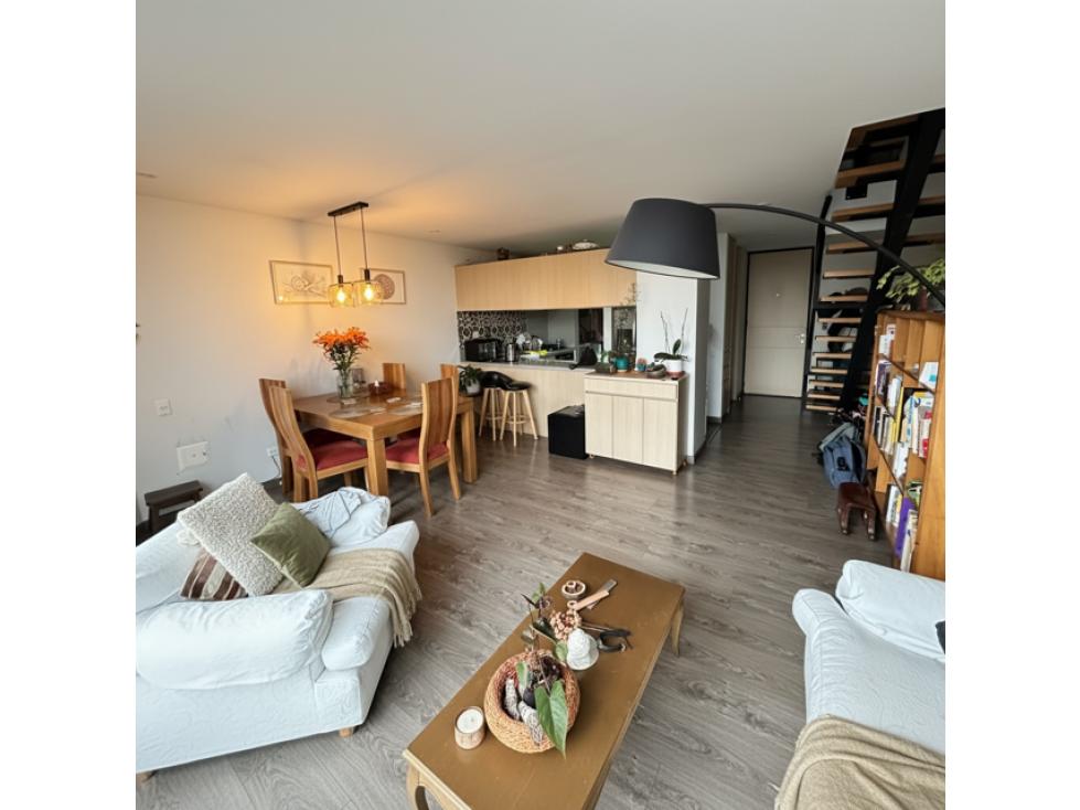 Apto Chapinero exterior con balcón y terraza — foto 4