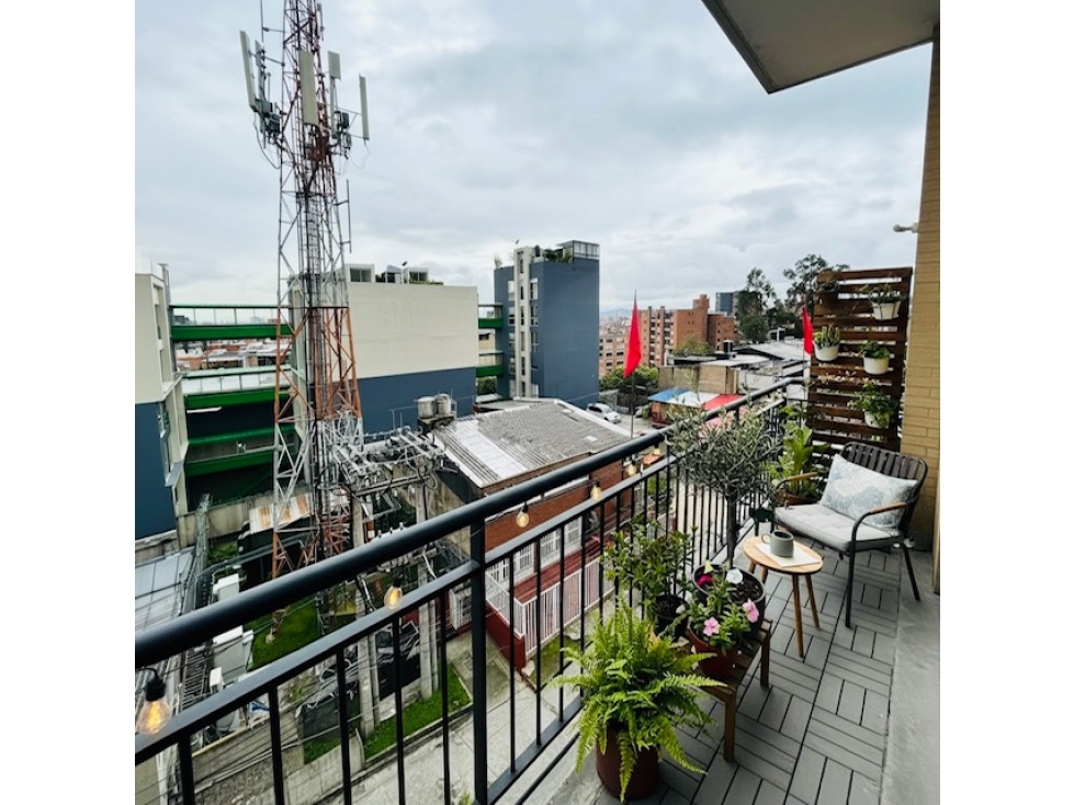 Apto Chapinero exterior con balcón y terraza — foto 3