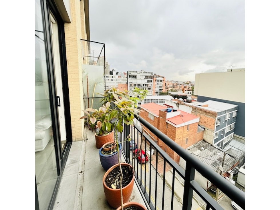 Apto Chapinero exterior con balcón y terraza — foto 2