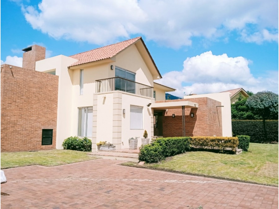 MM262 - CASA EN CONJUNTO CERRADO CON PATIO Y JARDIN
