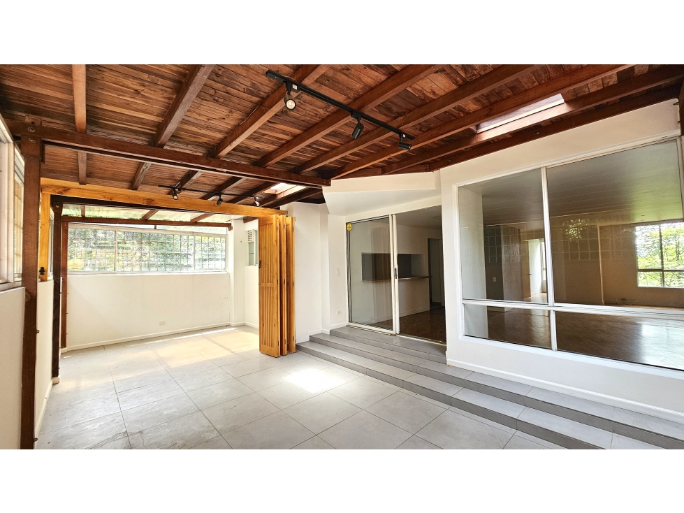 Venta apartamento en El Poblado, con terraza y para reformar — foto 6