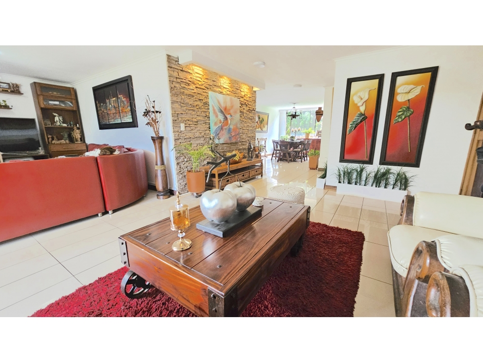 Apartamento en Venta El Poblado, Medellín. Amplio y sin ruido urbano.