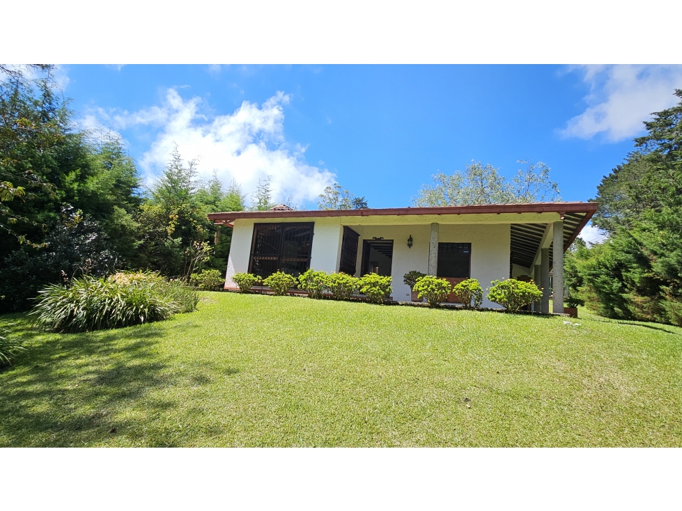 Venta de Finca en El Retiro, lote plano con casa y precio imperdible.