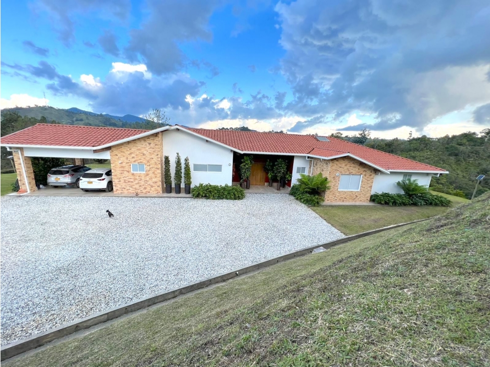 Venta finca El Retiro una cuadra, hermosa, posibilidad de caballerizas