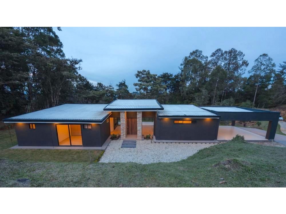 Finca en venta para estrenar en Rionegro, con vista y agua natural.