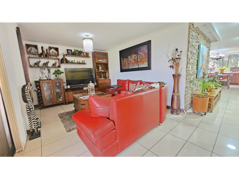 Apartamento en Venta El Poblado, Medellín. Amplio y sin ruido urbano. — foto 4