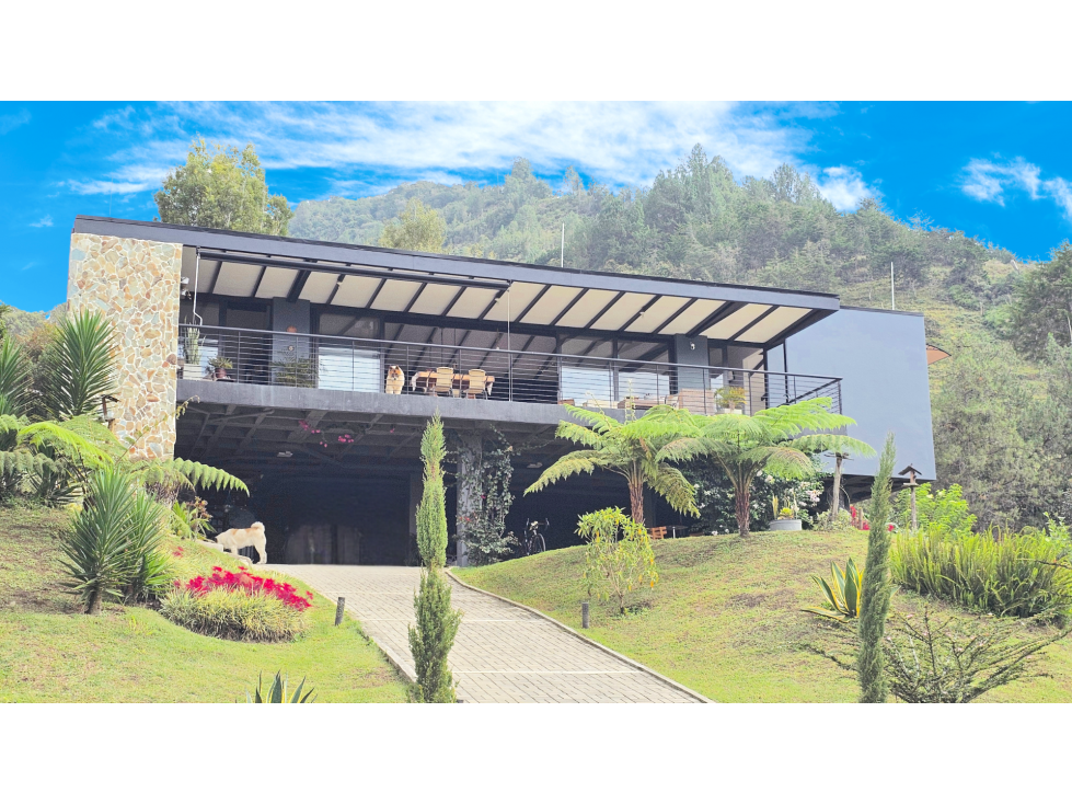 Venta casa campestre en La Ceja con vista preciosa y hermosos jardines