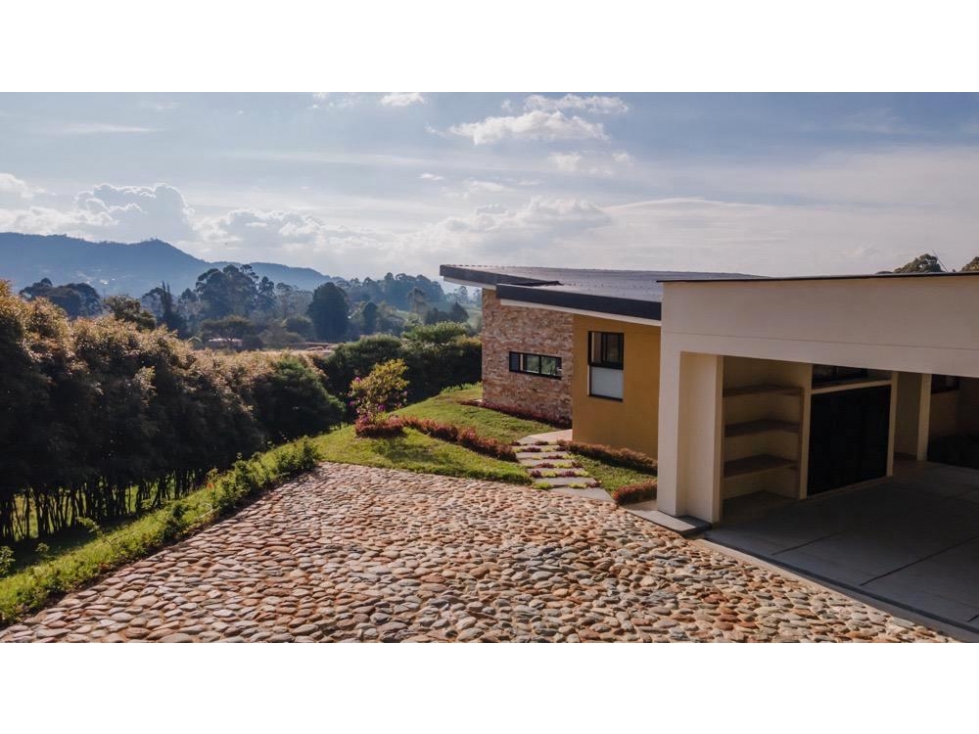 Venta casa campestre en El Carmen de Viboral para estrenar con vista.