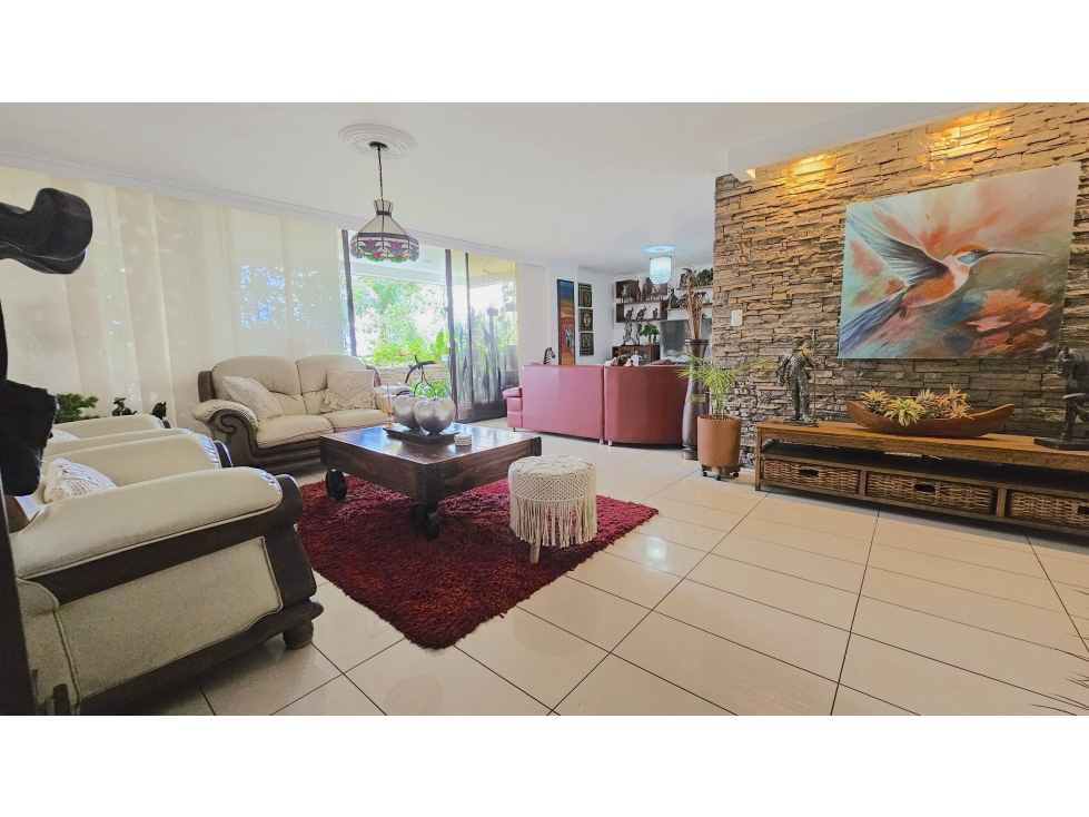 Apartamento en Venta El Poblado, Medellín. Amplio y sin ruido urbano. — foto 2