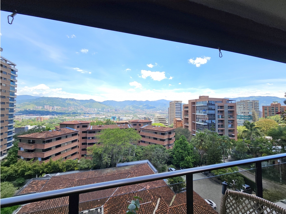 Venta apartamento en El Poblado amplio, con vista y 3 parqueaderos