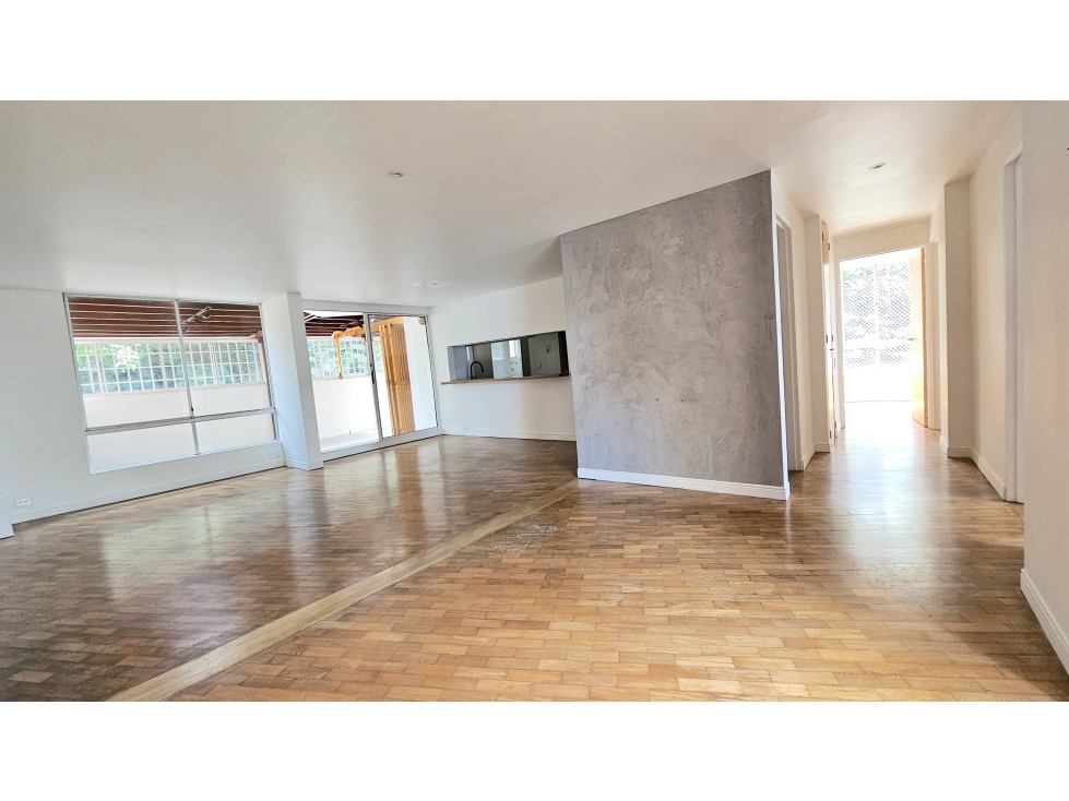 Venta apartamento en El Poblado, con terraza y para reformar — foto 3