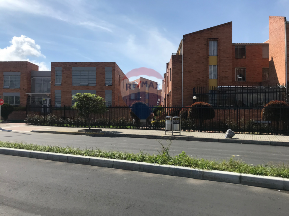 ¡Casa en Toscana, Bogotá! Amplia y Bien Ubicada