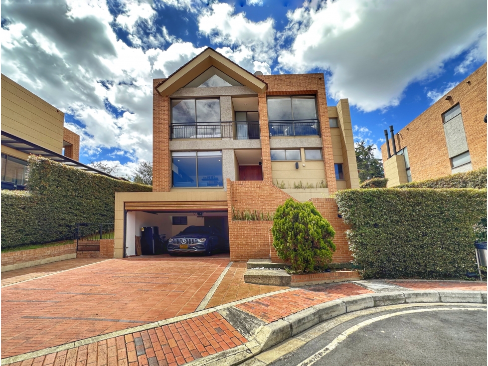 CASA ALTOS DE LA COLINA, 267 MTS CONST, 556 LOTE 3 HAB, 4 PARQ — foto 2
