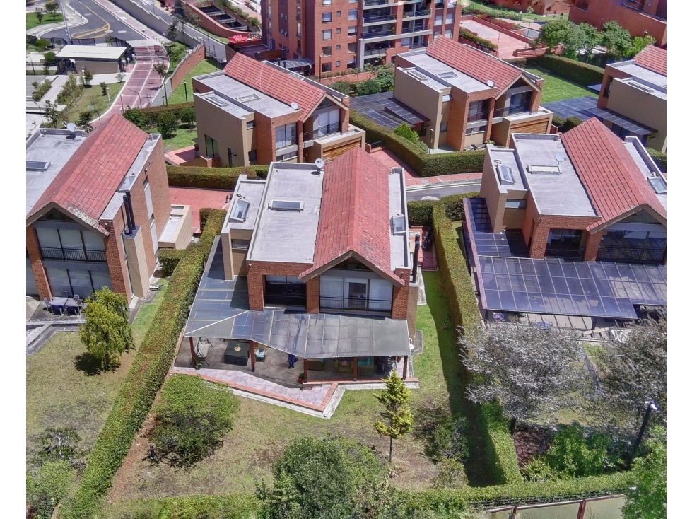 CASA ALTOS DE LA COLINA, 267 MTS CONST, 556 LOTE 3 HAB, 4 PARQ — foto 3