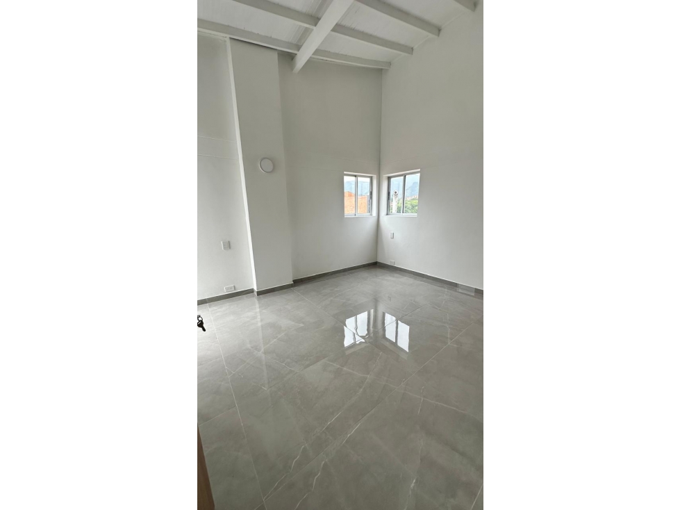 Moderno Apartaestudio Remodelado a la Venta - Laureles, Medellín
