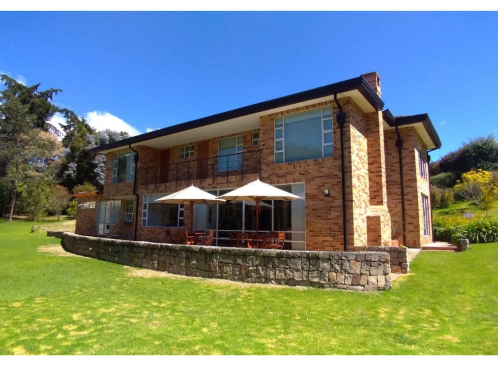 VENDO AMPLIA, ILUMINADA CASA EN CONJUNTO CERRADO VIA LA CALERA