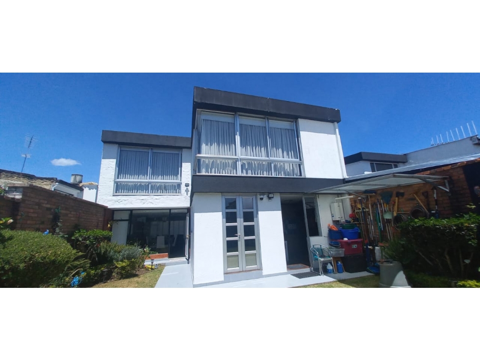 VENDO CASA EN LAS VILLAS REMODELADA Y AMPLIA