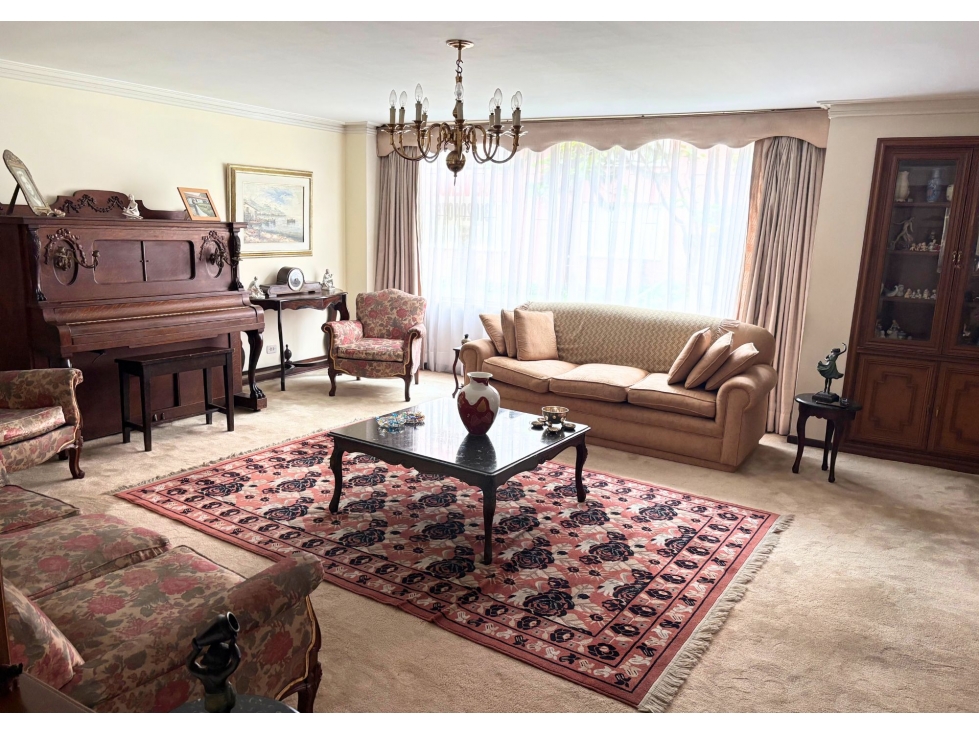 VENDO AMPLIO APARTAMENTO CON 3 SALAS EN CHICO