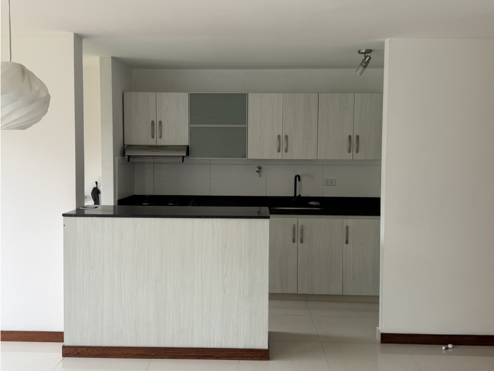 EN ARRIENDO APARTAMENTO LOMA DEL ENCIERRO CASTROPOL EN EL POBLADO — foto 2