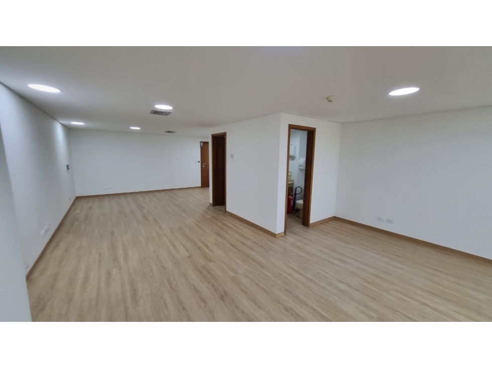 EN ARRIENDO OFICINA EN EL POBLADO
