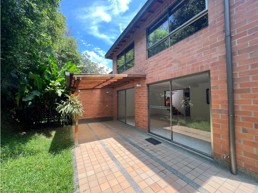 VENDO CASA EN ENVIGADO SECTOR EL ATRAVESADO
