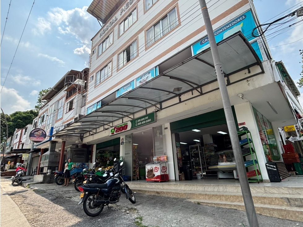 LOCAL COMERCIAL DE DOS NIVELES EN VENTA /CALLE 200 - 1
