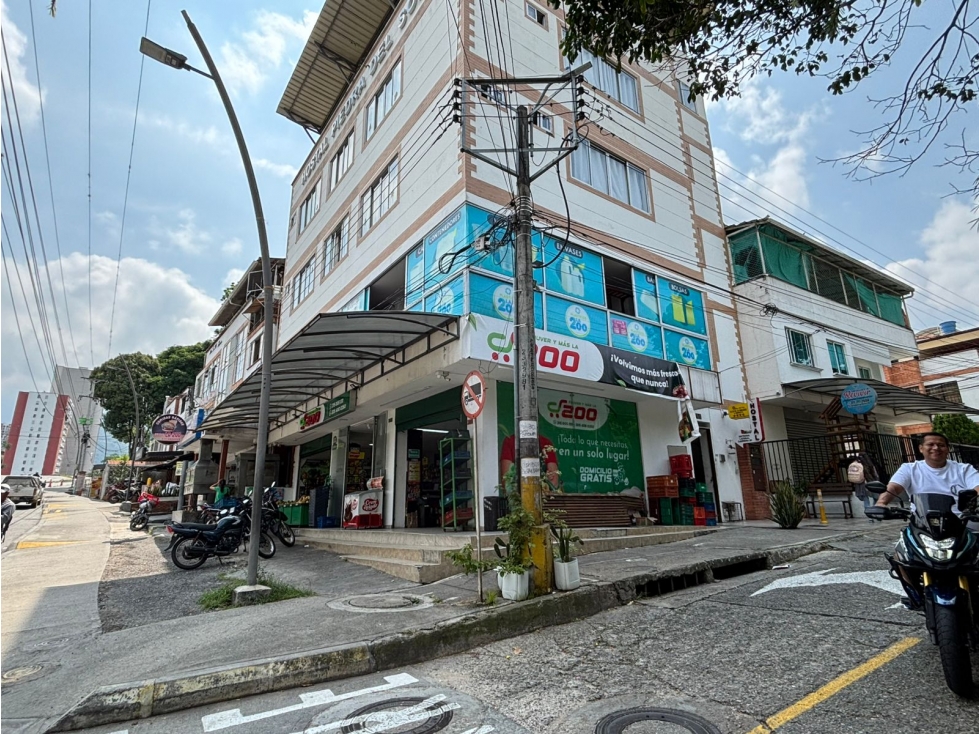 LOCAL COMERCIAL DE DOS NIVELES EN VENTA /CALLE 200 - 2