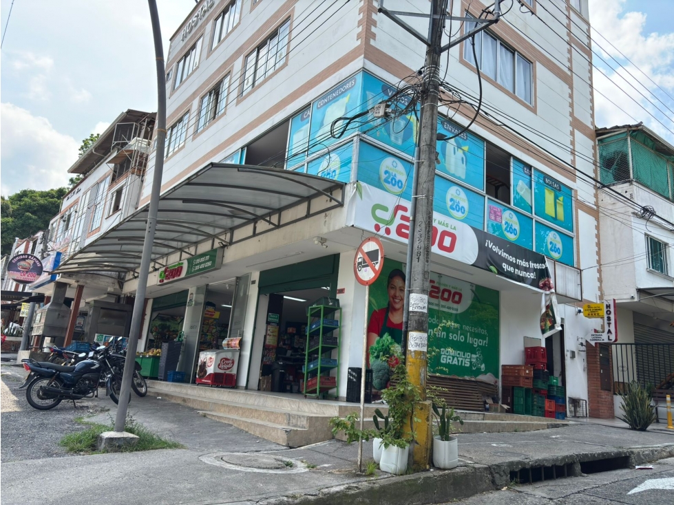 LOCAL COMERCIAL DE DOS NIVELES EN VENTA /CALLE 200 - 4