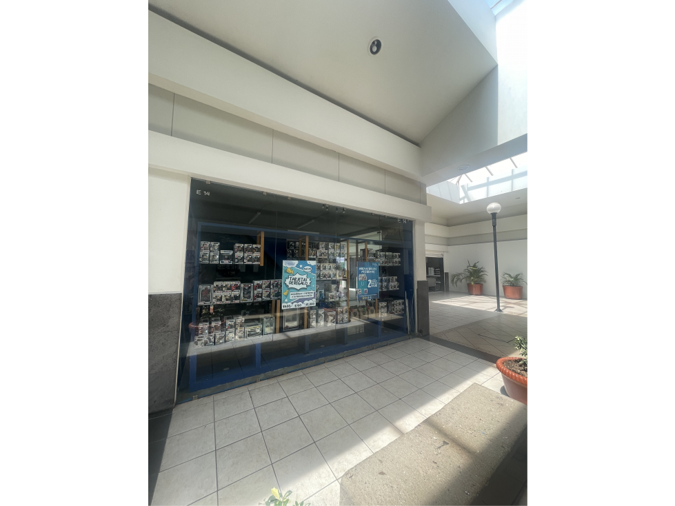 LOCAL EN VENTA EN ZAMORA PLAZA COMERCIAL ANA? WALTMART - 1