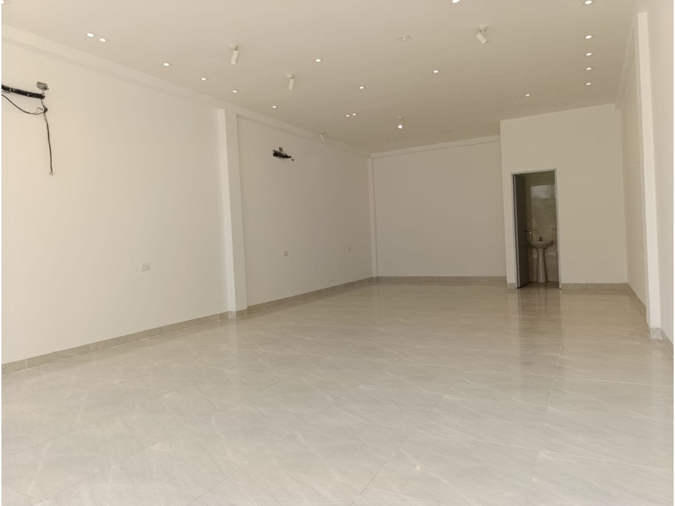 LOCAL EN ARRIENDO EN ZONA COMERCIAL, FRENTE AL PARQ. DE LOS SUEÑOS — foto 3