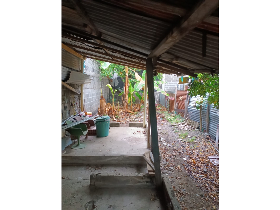 SE VENDE CASA-LOTE CON PROYECCION PARA INVERSION. — foto 2