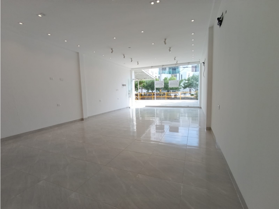 LOCAL EN ARRIENDO EN ZONA COMERCIAL, FRENTE AL PARQ. DE LOS SUEÑOS — foto 2