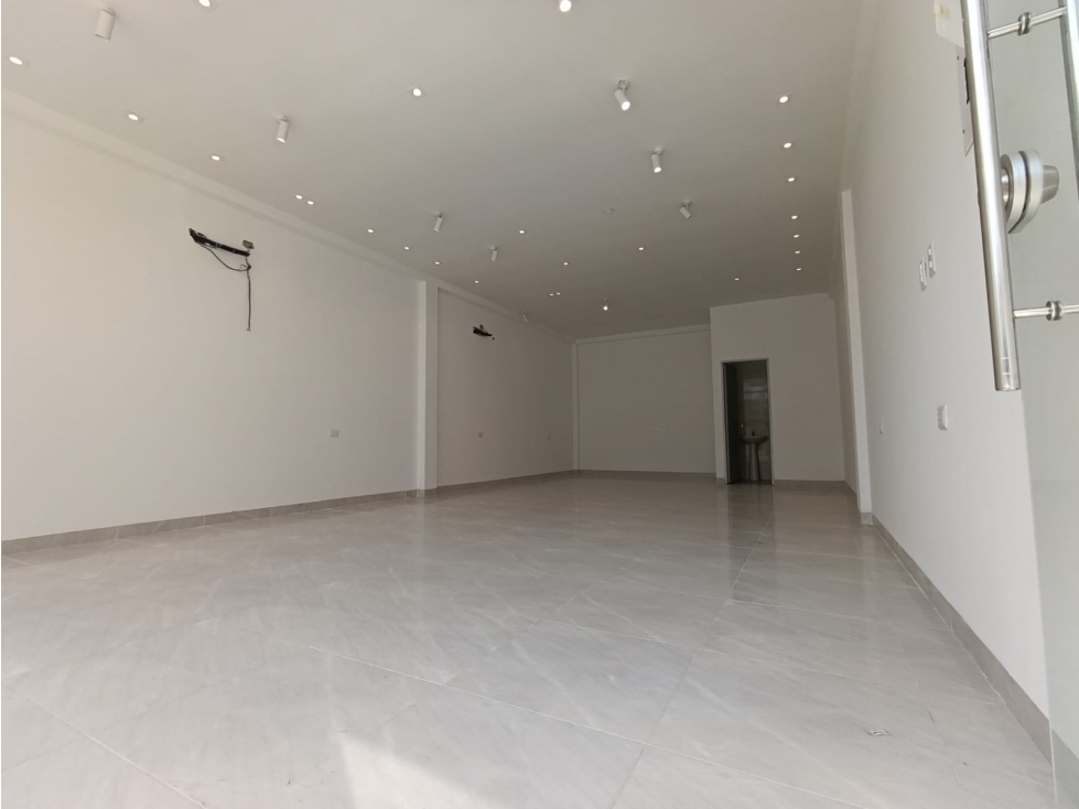 LOCAL EN ARRIENDO EN ZONA COMERCIAL, FRENTE AL PARQ. DE LOS SUEÑOS — foto 4