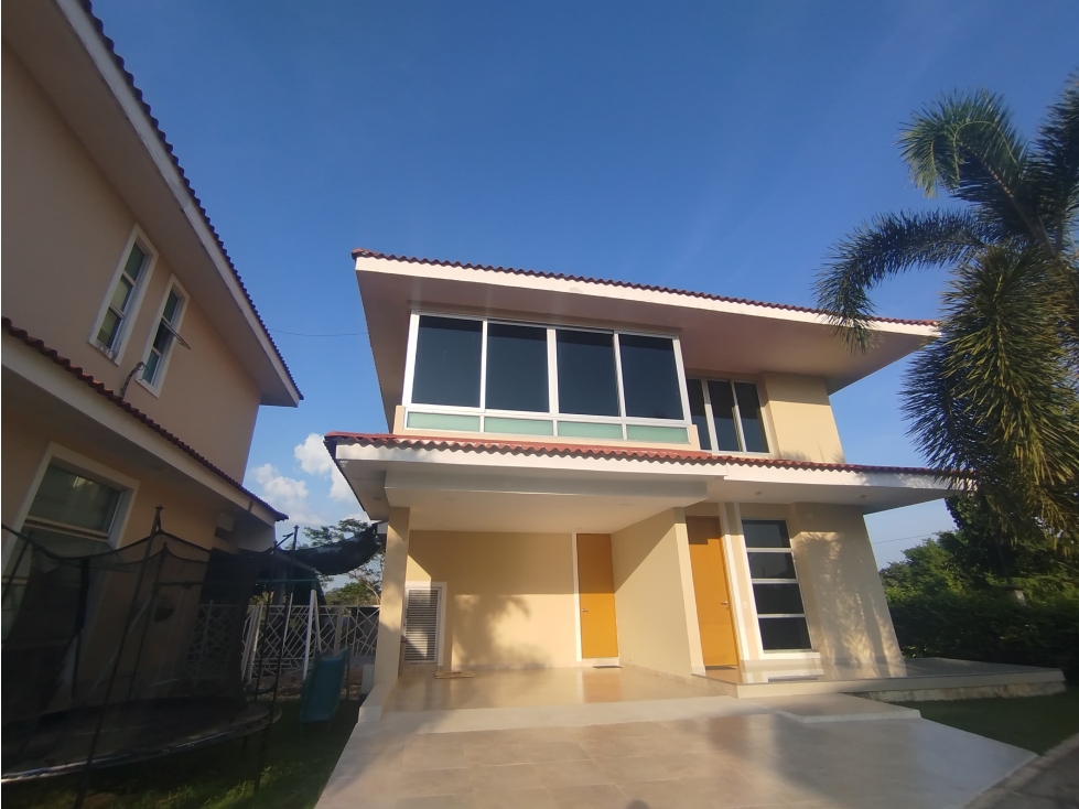 HERMOSA CASA CAMPESTRE A LA VENTA EN CONJUNTO CERRADO EN MONTERIA