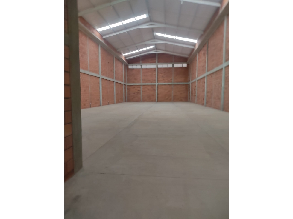 BODEGA DE GRANDES DIMENSIONES RECIÉN CONSTRUIDA DE 600M2 - 5