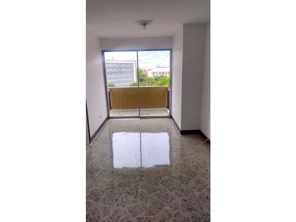 Venta Apartamento Laureles con ubicación estratégica REFORMADO — foto 2