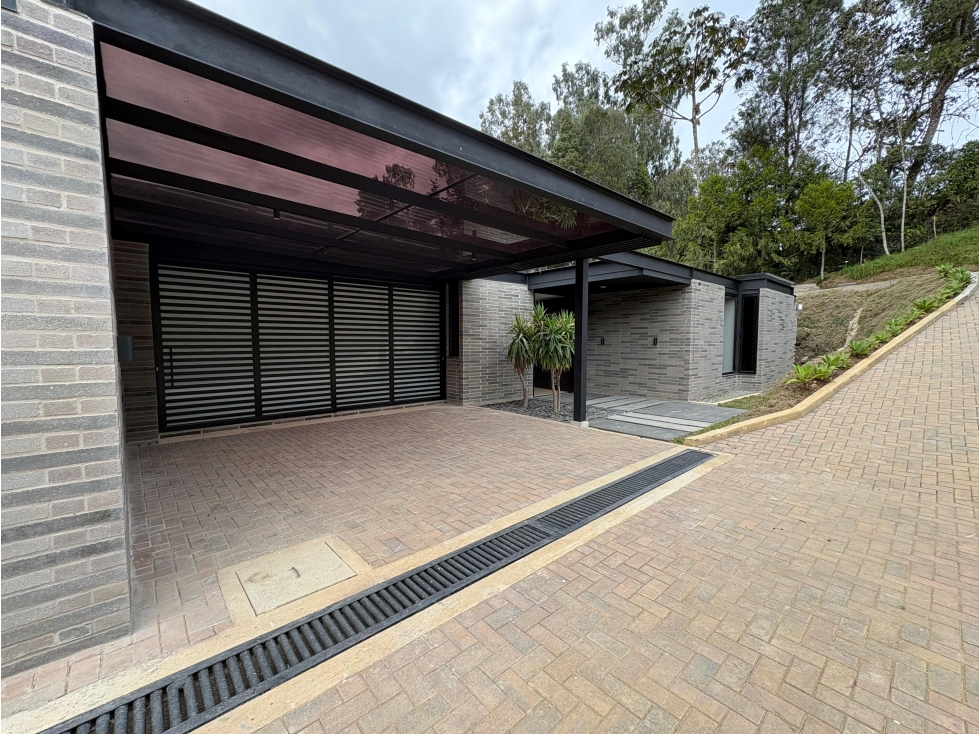 Venta Casa Nueva un nivel Alto de Las Palmas cerca Indiana en Unidad