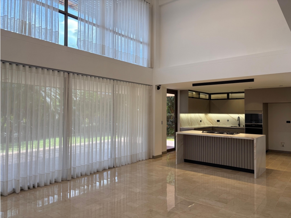 Venta Casa El Poblado La Calera cerca El Tesoro en unidad completa — foto 4