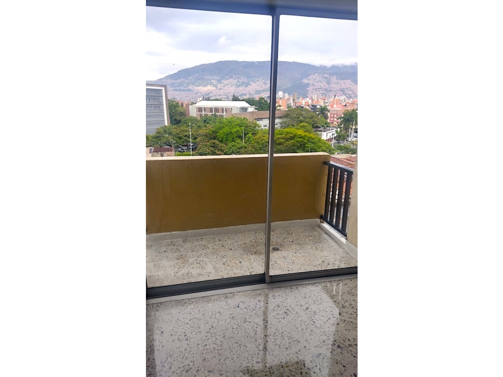Venta Apartamento Laureles con ubicación estratégica REFORMADO — foto 3