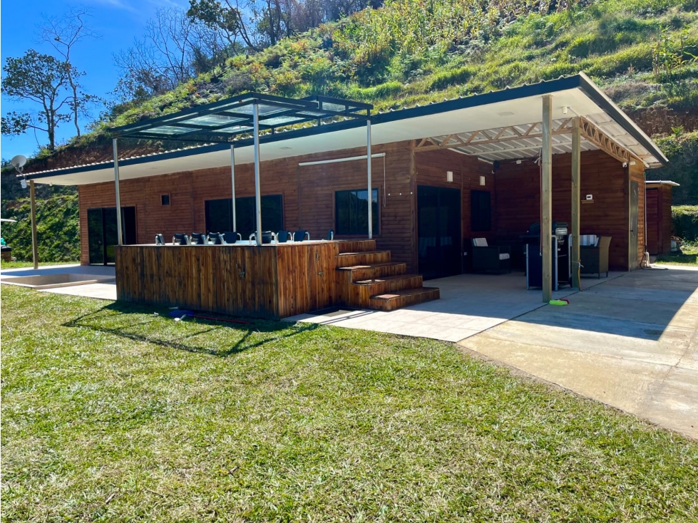 Venta Finca cerca Guatapé con jacuzzi y amplia zona social - 1