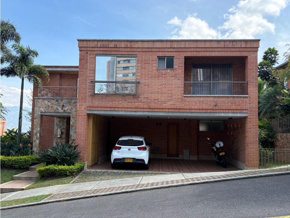 Venta Casa El Poblado La Calera cerca El Tesoro en unidad completa