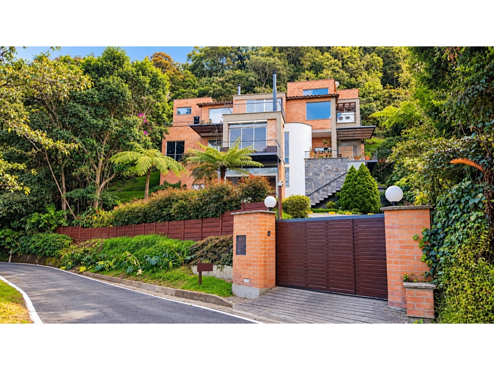 Venta Casa Loma del Escobero Envigado Unidad Cerrada con bosque nativo