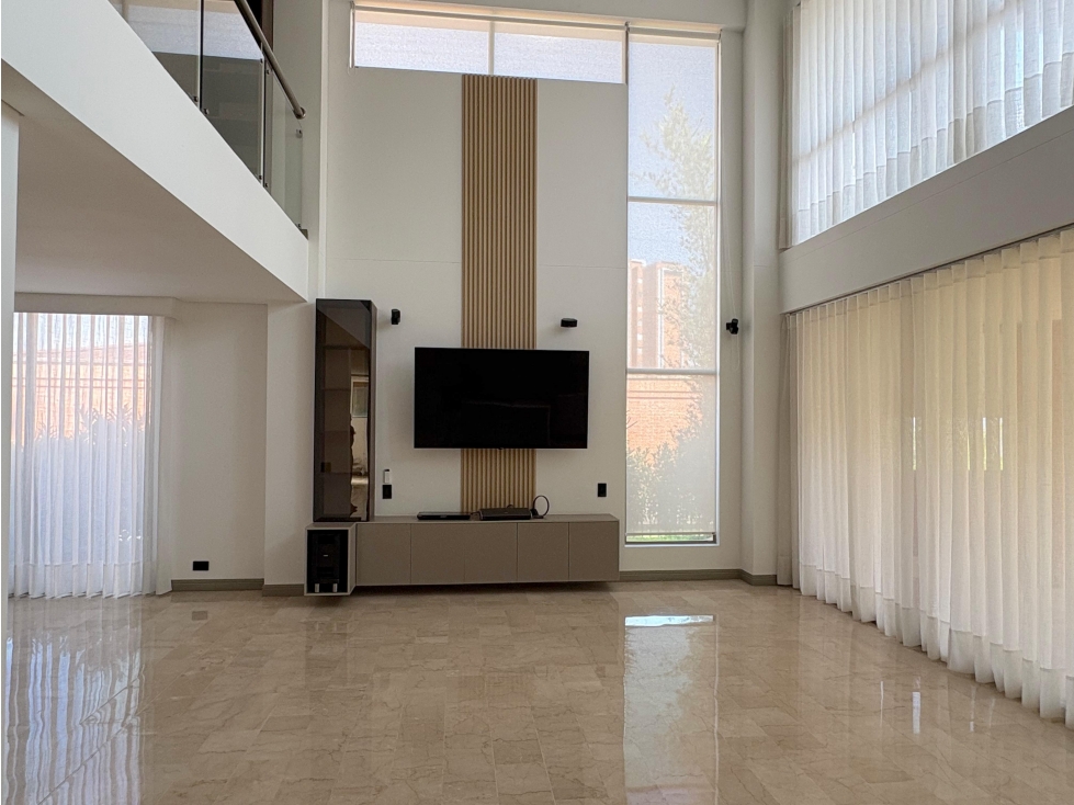 Venta Casa El Poblado La Calera cerca El Tesoro en unidad completa — foto 6