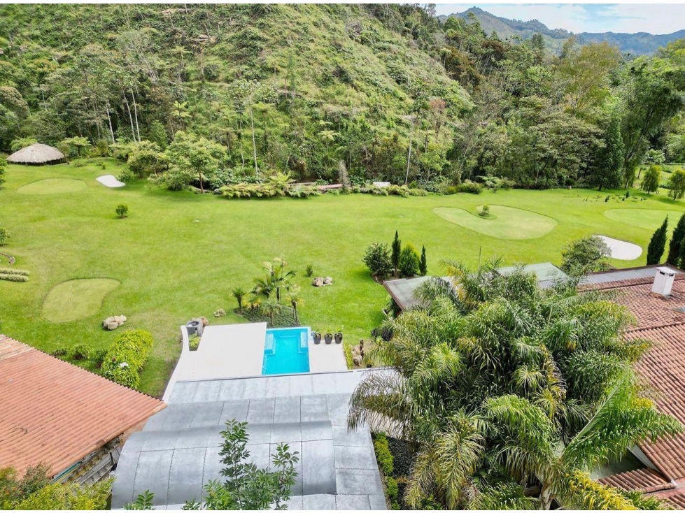 Venta Casa de Lujo en El Retiro FIZEBAD con Lago y Campo de Golf
