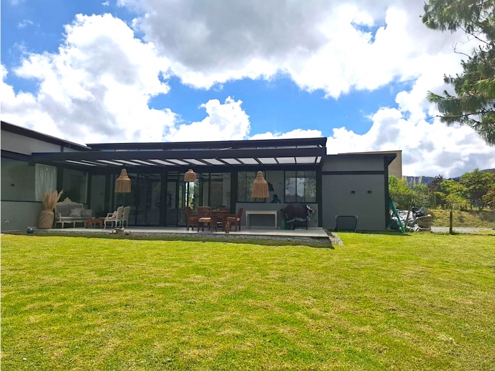 Venta Casa MODERNA Alto del Escobero Envigado 1 nivel UNIDAD COMPLETA